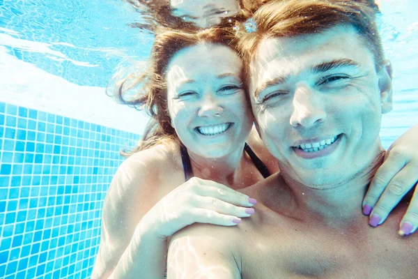 Feliz Pareja Joven Descansando Piscina — Foto de Stock