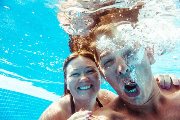 Mutlu Genç Çift Açık Havuzda Eğleniyor — Stok fotoğraf