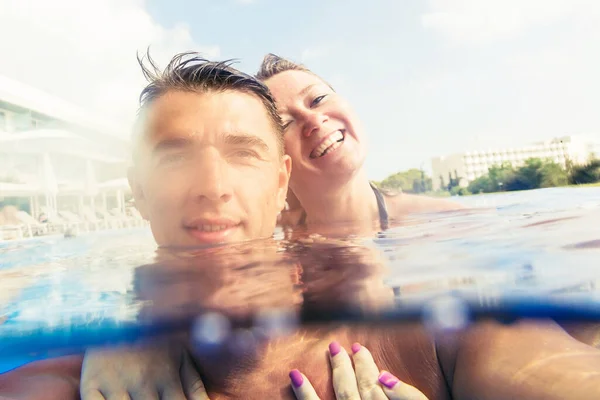 Hermosa Joven Pareja Sonriente Descansando Piscina Aire Libre Durante Las — Foto de Stock