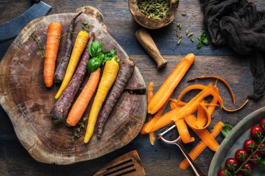 Tahta masada taze, çiğ gökkuşağı havucu manzarası. 