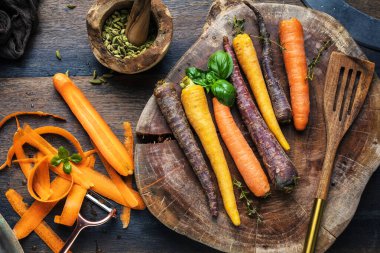 Tahta masada taze organik gökkuşağı havuçları.