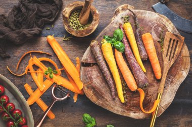 Tahta masadaki taze organik havuç manzarası.