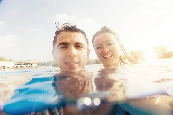 Feliz Pareja Joven Relajarse Piscina Aire Libre — Foto de Stock