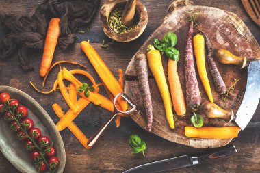 Tahta masada taze, çiğ gökkuşağı havucu manzarası. 