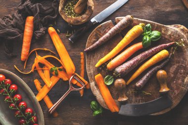 Tahta masadaki taze organik havuç manzarası.