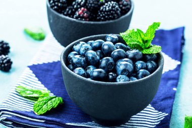 Taze böğürtlen ve yaban mersini kaselerinde