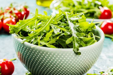 Domatesli taze salata ve roka yakın plan görüntüsü.