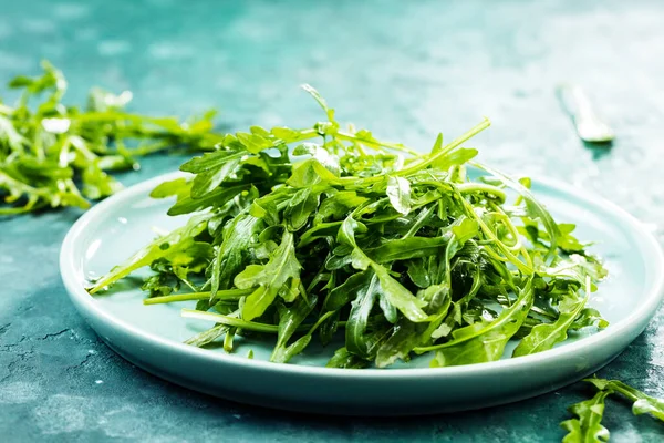 Vista Ravvicinata Foglie Rucola Fresche Piatto Sfondo Rustico — Foto Stock