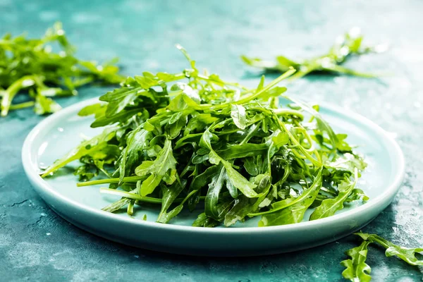 Vista Ravvicinata Foglie Rucola Fresche Piatto Sfondo Rustico — Foto Stock