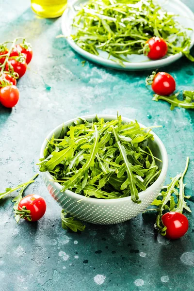 Vista Close Tomates Maduros Frescos Com Arugula Mesa — Fotografia de Stock