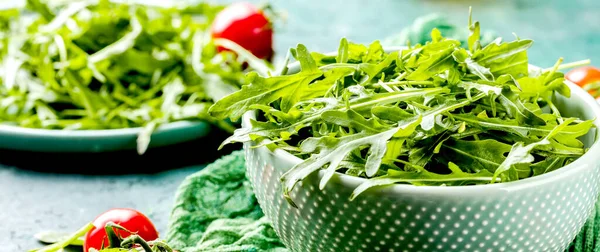 Tomates Maduros Com Arugula Fresco Mesa Vista Perto — Fotografia de Stock