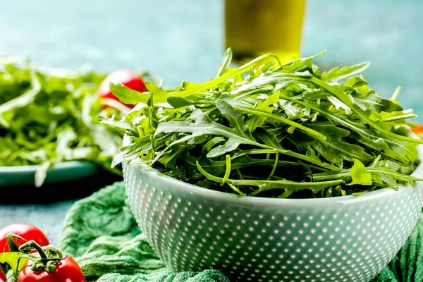 Tomates Maduros Com Arugula Fresco Mesa Vista Perto — Fotografia de Stock