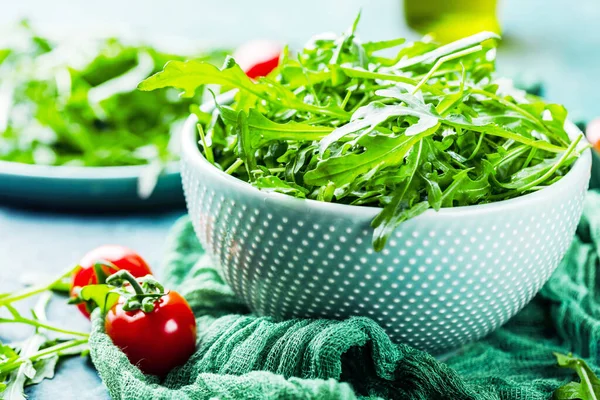 Rijpe Tomaten Met Verse Arugula Tafel Close Zicht — Stockfoto