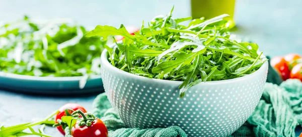 Närbild Ekologiska Grönsaker Färska Mogna Tomater Med Ruccola — Stockfoto