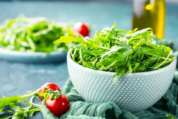 Vista Ravvicinata Pomodori Maturi Freschi Ciotola Con Rucola Sul Tavolo — Foto Stock