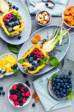 Lezzetli tatlı, yarım ananas ve taze böğürtlen.  