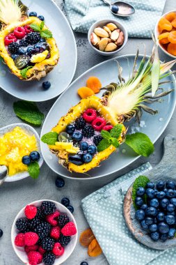 Taze ananas ve böğürtlenli gurme tatlısının üst görüntüsü.