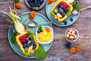 Taze ananas ve böğürtlenli lezzetli bir tatlı.  