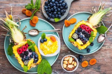 Taze ananas ve böğürtlenli gurme tatlısının üst görüntüsü.