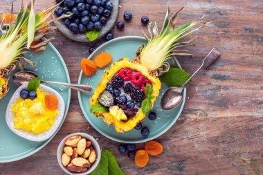 Taze ananas ve böğürtlenli lezzetli bir tatlı.  