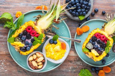 Taze ananas ve böğürtlenli gurme tatlısının en üst görüntüsü.  