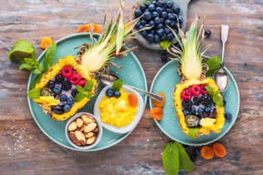 Yarısı ananas ve böğürtlenli gurme tatlı.  