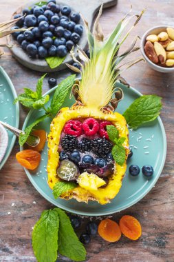 Taze ananas ve böğürtlenli lezzetli bir tatlı.  