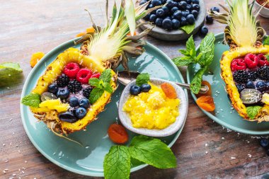 Yarısı ananas ve böğürtlenli gurme tatlı.  