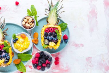 Taze ananas, böğürtlen ve fındıklı lezzetli tatlı manzarası.