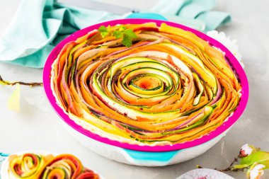 Masada nefis ev yapımı sebzeli tart manzarası var. 