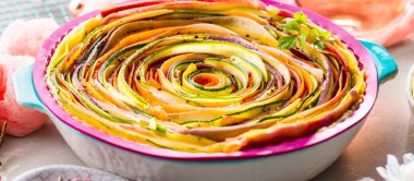 Masadaki lezzetli ev yapımı sebzeli tartın yakın plan görüntüsü.