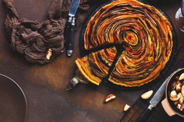 Masanın üzerinde nefis sarmal sebzeli tart manzarası