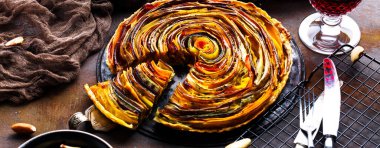 Masanın üzerinde nefis sarmal sebzeli tart manzarası