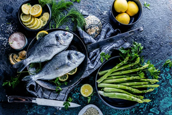 Vista Superior Del Pescado Fresco Saludable Besugo Con Espárragos Limón —  Fotos de Stock