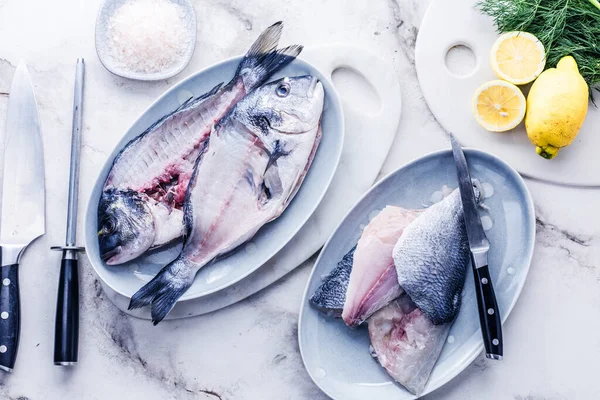 Ovanifrån Färsk Skivad Fisk Med Citron Och Örter — Stockfoto