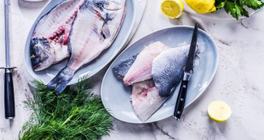 Limonlu ve otlu taze çiğ balığın yakın plan görüntüsü