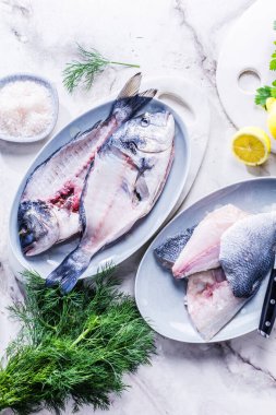 Limonlu ve otlu taze çiğ balık manzarası