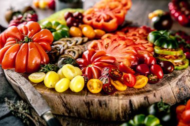 Tahta masadaki taze olgun domateslerin yakın plan görüntüsü.