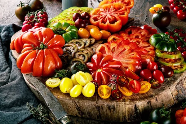 Nahaufnahme Von Frischen Reifen Ganzen Und Scheiben Geschnittenen Tomaten Auf — Stockfoto