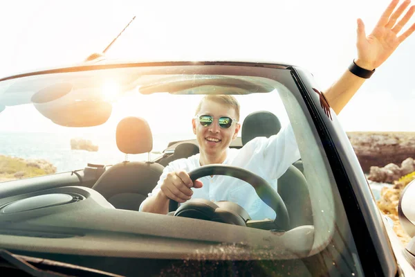 Feliz Joven Conduciendo Coche Playa — Foto de Stock