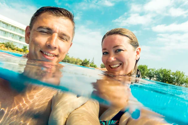 Feliz Joven Pareja Descansando Piscina Sonriendo Cámara — Foto de Stock