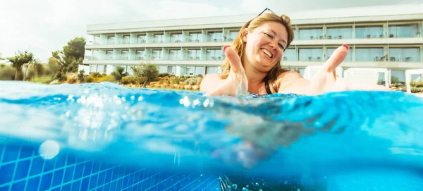 Joven Sonriente Bikini Relajándose Piscina Disfrutando Las Vacaciones Verano — Foto de Stock