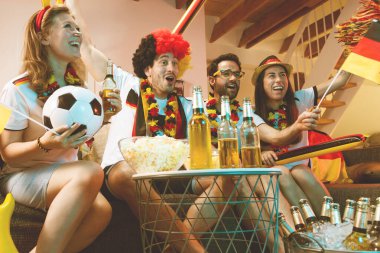 Bir grup coşkulu Alman futbol fanatiği zaferi kutluyor. Almanya 'dan bir grup mutlu futbol taraftarı şampiyonluk zaferini kutluyor.