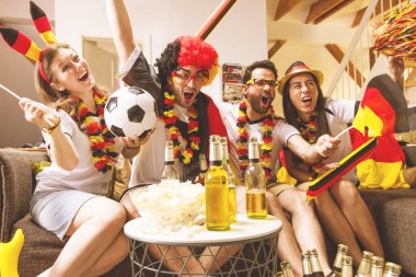 Bir grup coşkulu Alman futbol fanatiği zaferi kutluyor. Almanya 'dan bir grup mutlu futbol taraftarı şampiyonluk zaferini kutluyor.