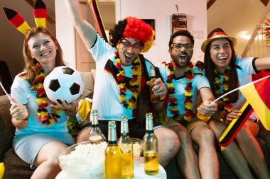 Bir grup coşkulu Alman futbol fanatiği zaferi kutluyor. Almanya 'dan bir grup mutlu futbol taraftarı şampiyonluk zaferini kutluyor.