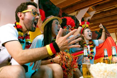 Bir grup coşkulu Alman futbol fanatiği zaferi kutluyor. Almanya 'dan bir grup mutlu futbol taraftarı şampiyonluk zaferini kutluyor.