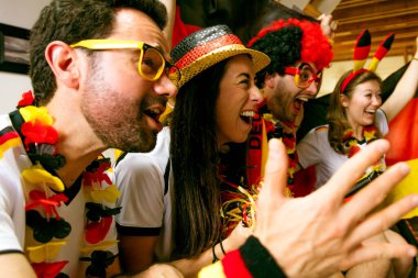 Bir grup coşkulu Alman futbol fanatiği zaferi kutluyor. Almanya 'dan bir grup mutlu futbol taraftarı şampiyonluk zaferini kutluyor.