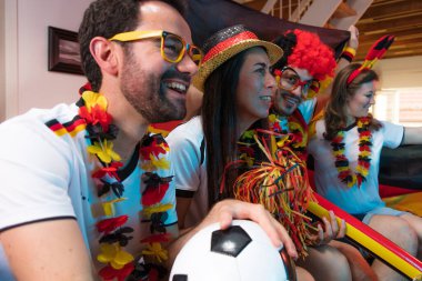 Bir grup coşkulu Alman futbol fanatiği zaferi kutluyor. Almanya 'dan bir grup mutlu futbol taraftarı şampiyonluk zaferini kutluyor.