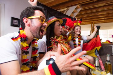 Bir grup coşkulu Alman futbol fanatiği zaferi kutluyor. Almanya 'dan bir grup mutlu futbol taraftarı şampiyonluk zaferini kutluyor.