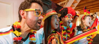 Bir grup coşkulu Alman futbol fanatiği zaferi kutluyor. Almanya 'dan bir grup mutlu futbol taraftarı şampiyonluk zaferini kutluyor.